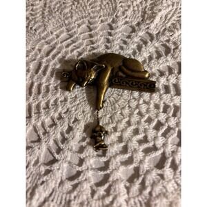 JJ Jonette Cat on Shelf With Dangling Mouse Metal Bronze Tone PIN BROOCH